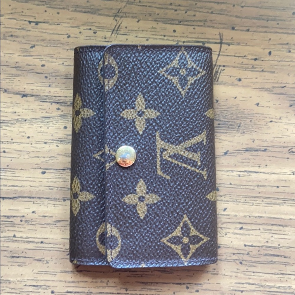 Authentic Louis Vuitton 6 key holder
